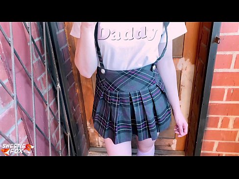 ❤️ Məktəbli qız öz sikini dərindən çəkir və dərslər yerinə sikik edir. Porn video bizdə