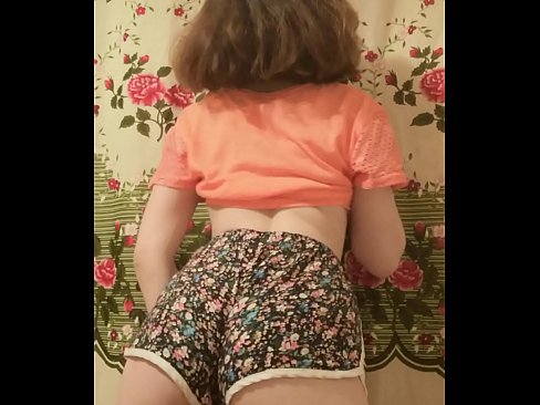 ❤️ Seksual gənc körpə kamera qarşısında şortunu soyundurur Porn video bizdə