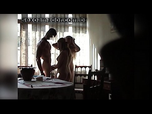 ❤️ Seks dostları nəhəng kişini və onunla birlikdə bir üçlüyü dəvət edirlər Porn video bizdə