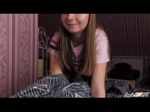 ❤️ Blondie onun BFF-ni dərindən sorur və ağzına boşaldır Porn video bizdə